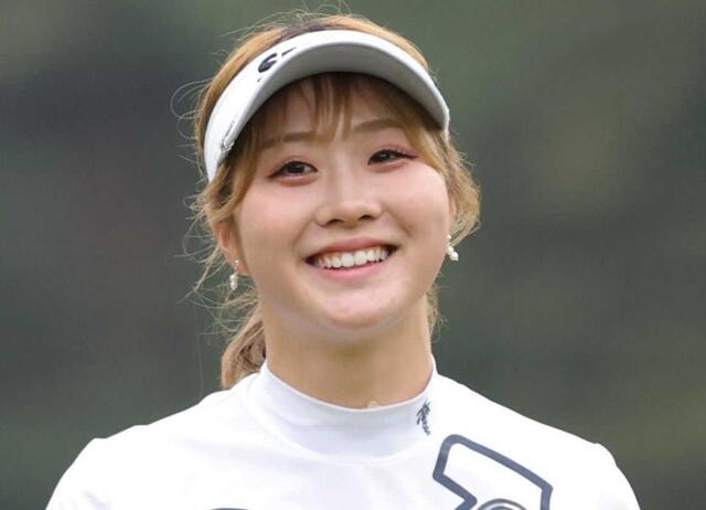 人気女子ゴルファー ベンツと2ショ