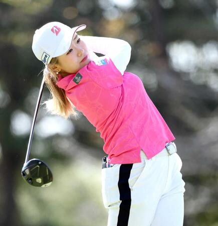 ティーショットを打つ桑木志帆