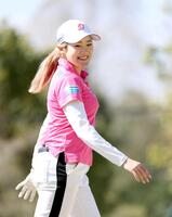 笑顔を見せる桑木志帆＝埼玉・石坂ＧＣ（撮影・伊藤笙子）