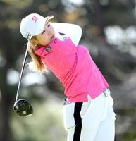 ティーショットを打つ桑木志帆