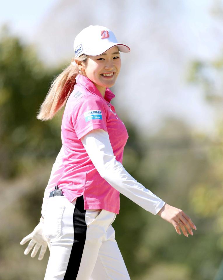 笑顔を見せる桑木志帆＝埼玉・石坂ＧＣ（撮影・伊藤笙子）