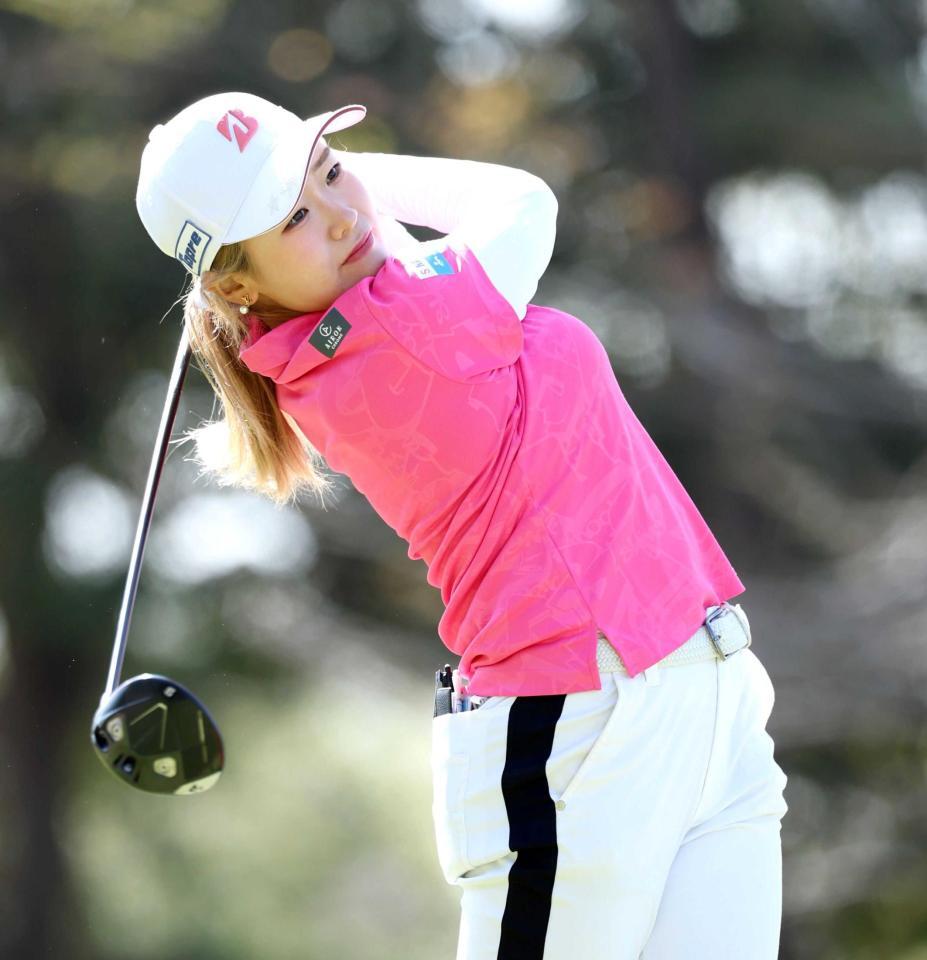 ティーショットを打つ桑木志帆