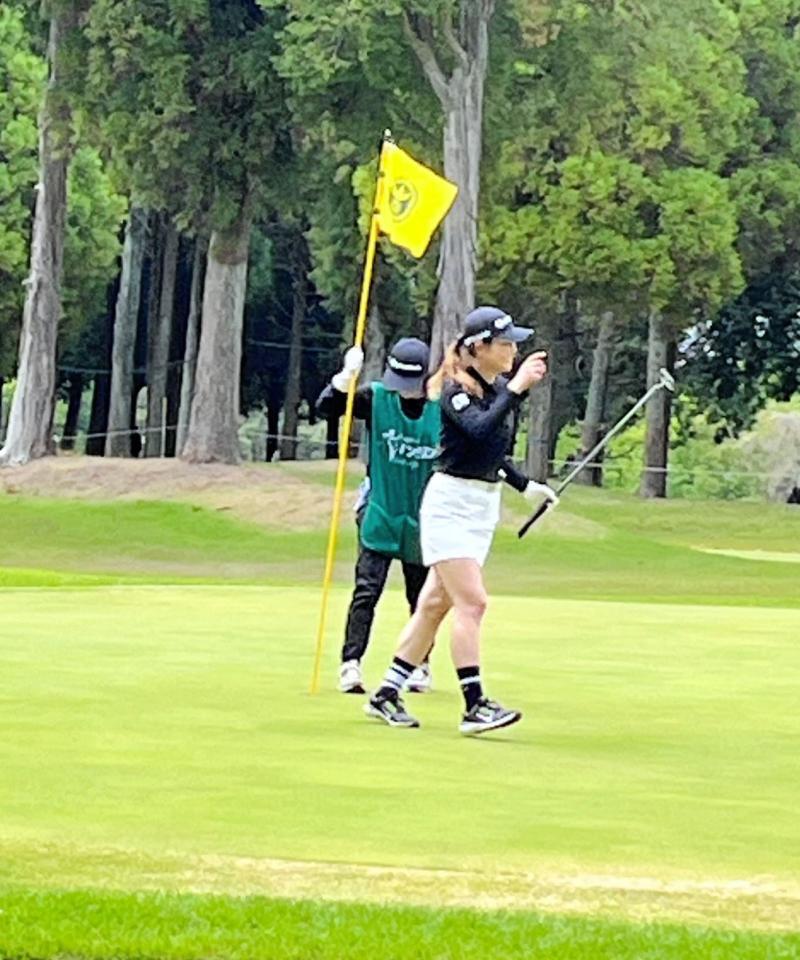 最終９番で長いパーパットを決めた山路晶と同級生キャディーの田中瑞