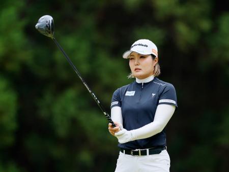 　第２日、２番でティーショットに臨む高橋彩華。通算１０アンダーで首位＝熊本空港ＣＣ