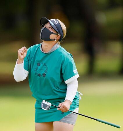 　１８番でバーディーパットを決めガッツポーズする鈴木愛。通算１０アンダーで首位