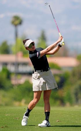 　第３ラウンド、２番でショットを放つ岩井千怜。通算１０アンダーで１０位＝エルカバレロＣＣ（共同）