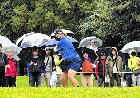 ５番でティーショットを打つ鈴木愛