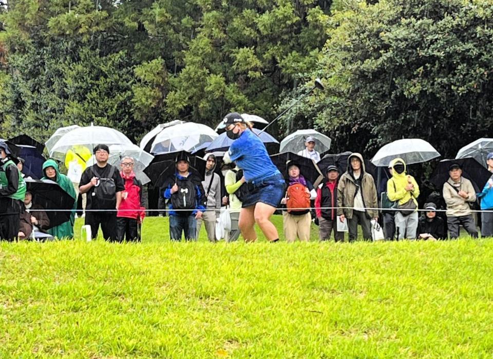 ５番でティーショットを打つ鈴木愛