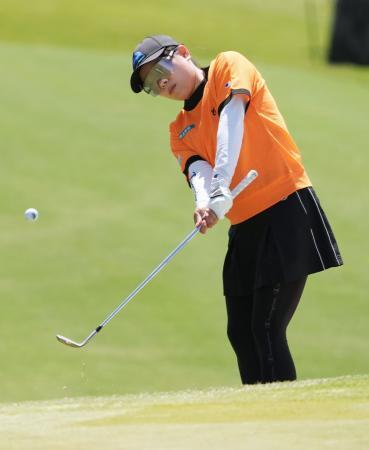 　最終ラウンド、７番で第３打を放つ勝みなみ。通算１２アンダーで７位＝エルカバレロＣＣ（共同）