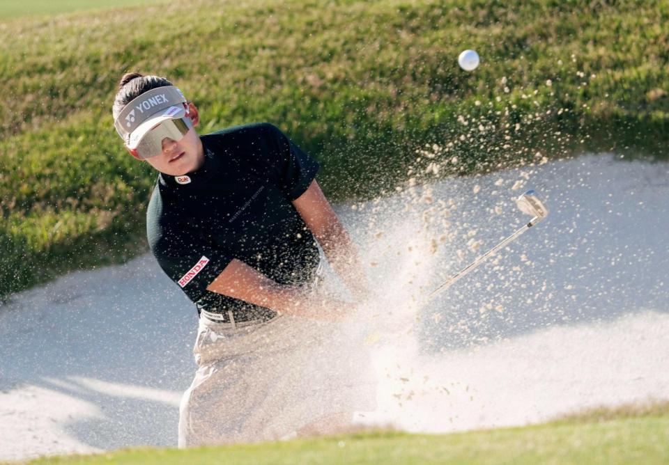 　１７番、バンカーショットを放つ岩井千怜（共同）