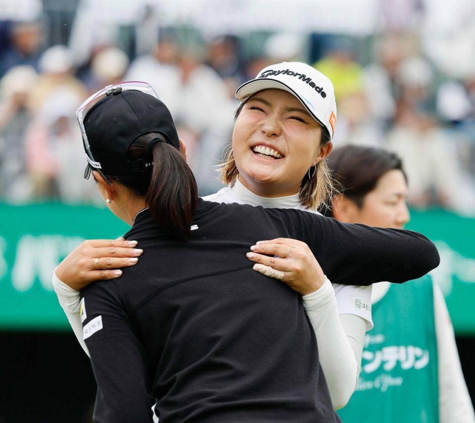 　優勝を決め、木戸愛（手前）の祝福に笑顔の高橋彩華