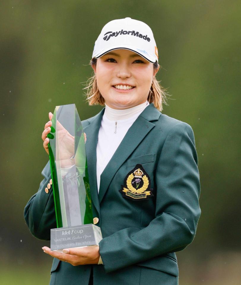 　トロフィーを手に笑顔の高橋彩華