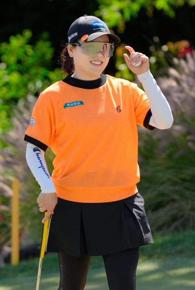 １６番、バーディーを決め、拍手に応える勝みなみ（共同）