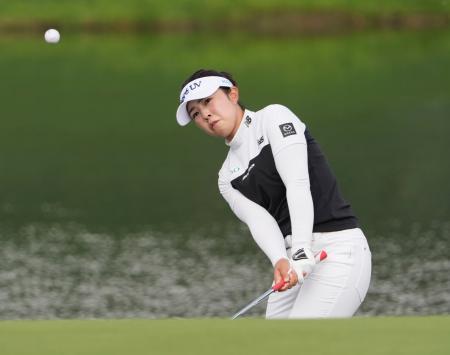 　練習ラウンドで調整する山下美夢有＝メモリアルパーク・コース（共同）