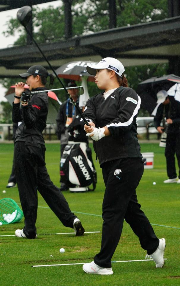 　練習場で調整する西郷真央（共同）