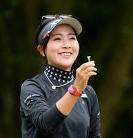 　第１日、１１番で笑顔を見せる青木瀬令奈