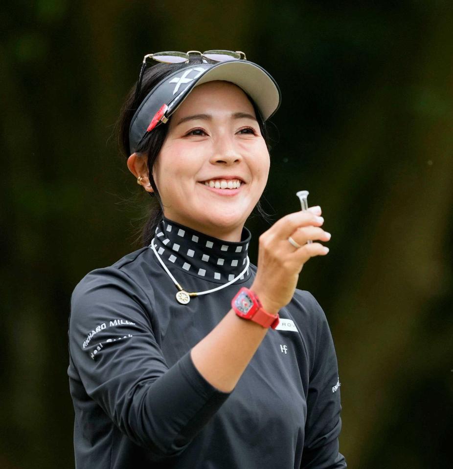 　第１日、１１番で笑顔を見せる青木瀬令奈