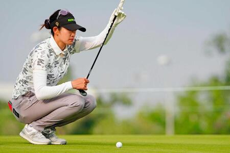 　１６番でラインを読む原英莉花。通算２アンダーで２２位（共同）