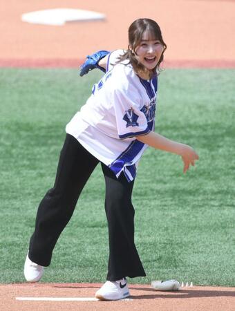 始球式を行う都玲華（２５日）