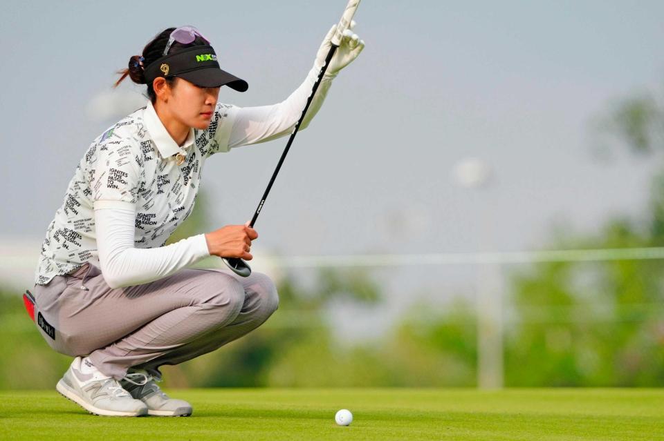 　１６番でラインを読む原英莉花。通算２アンダーで２２位（共同）