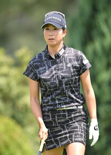 長身美女ゴルファーのメガネ姿に反響