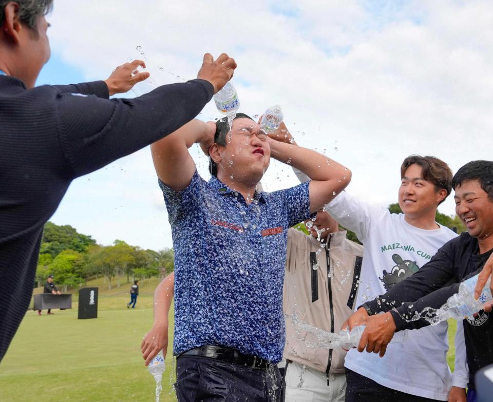 　プレーオフの末に優勝し、祝福される米沢蓮（中央）