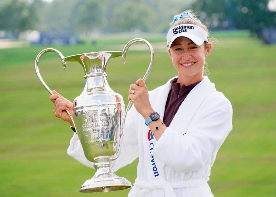 通算18アンダーで優勝し、トロフィーを手にするネリー・コルダ＝メモリアルパーク・コース（共同）