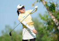 第３ラウンド、打球を見つめる勝みなみ。通算１０アンダーで３位に浮上した（共同）