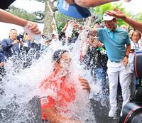 仲間から水をかけられる堀川未来夢（撮影・伊藤遼）