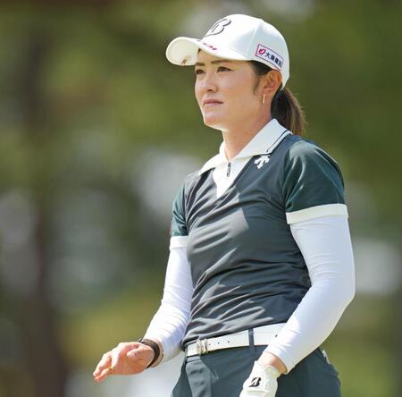１５番のティーショットを池に入れた渡辺彩香