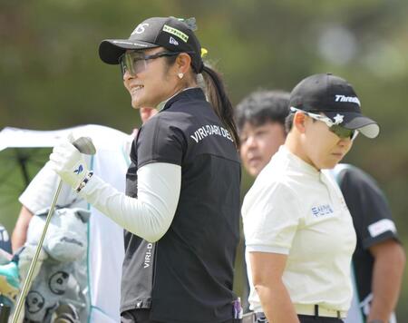 １５番でティーショットを放ちボールの行方を追う藤田さいき（左）。右は申ジエ