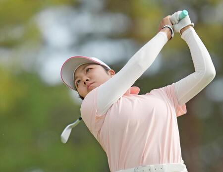 １５番でティーショットを放つ大久保柚季（撮影・武藤健一）