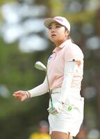 第１日、１５番のティーショット後、ボールの行方を追う大久保柚季（撮影・武藤健一）