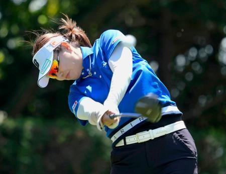 　第３日、通算２オーバーで首位に浮上した福山恵梨＝茨城ＧＣ