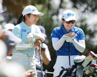 第３日、４番のティーングエリアで談笑する大久保柚季㊧と荒木優奈　※※　＝茨城ＧＣ西Ｃ