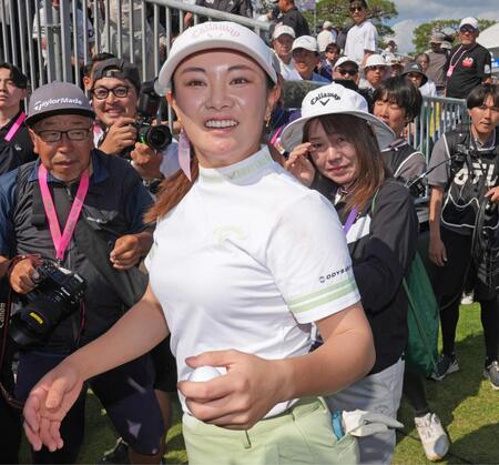 優勝を決め笑顔の河本結。右後方は涙を見せる母・美由紀さん