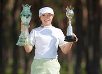 優勝トロフィーを手に笑顔の河本結