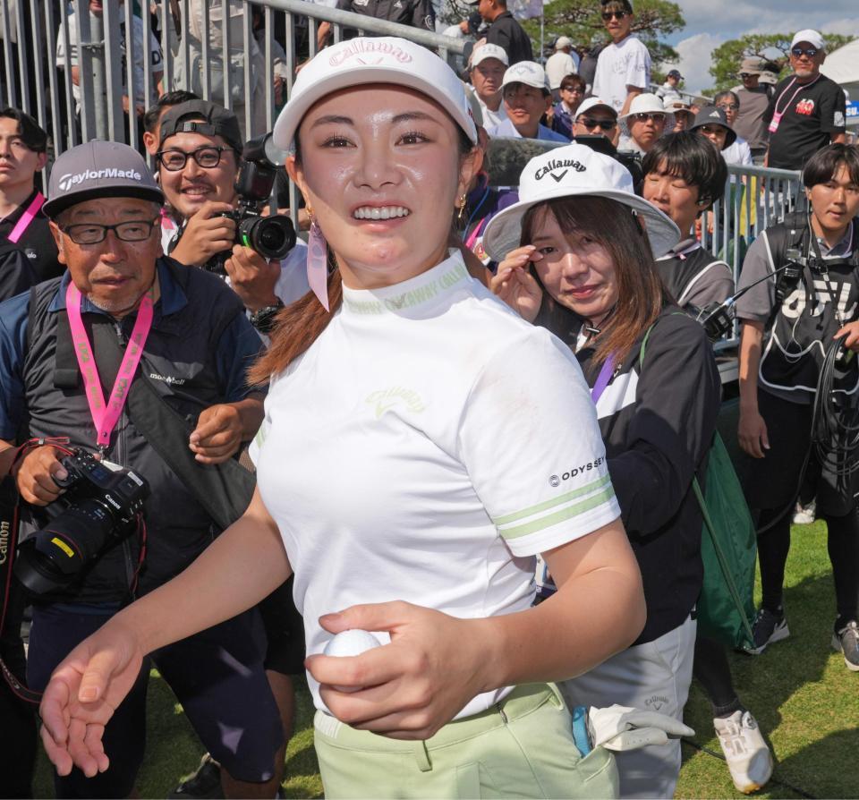 優勝を決め笑顔の河本結。右後方は涙を見せる母・美由紀さん