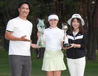 　弟・力（左）、母・美由紀さん（右）と笑顔の河本結
