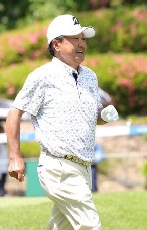 １０番、ティーショットを打ち終え、コースに向かう倉本昌宏（撮影・坂部計介）