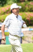 １０番、ティーショットを打ち終え、コースに向かう倉本昌宏（撮影・坂部計介）
