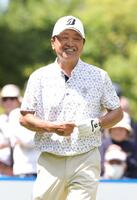 １０番、ティーショットを打ち終え、笑顔を見せる倉本昌宏（撮影・坂部計介）