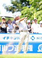 １０番でティーショットを放つ倉本昌宏（撮影・坂部計介）