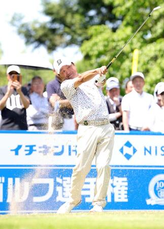 １０番でティーショットを放つ倉本昌宏（撮影・坂部計介）