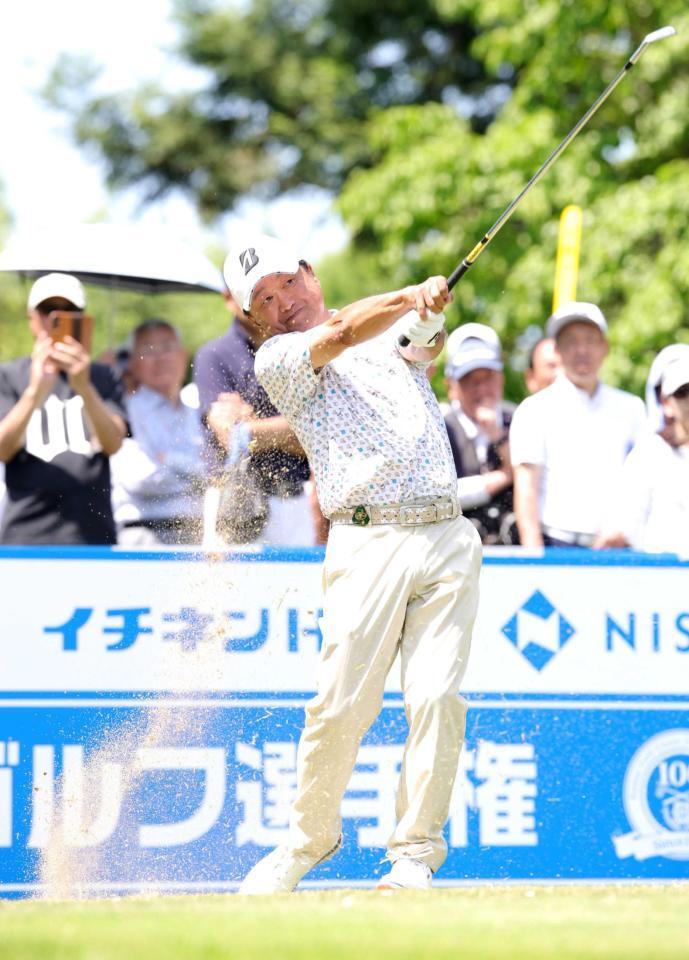 １０番でティーショットを放つ倉本昌宏（撮影・坂部計介）
