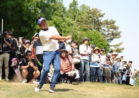 １８番、第２打をギャラリーゾーンに打ち込み、リカバリーショットを放つ池田勇太（撮影・坂部計介）