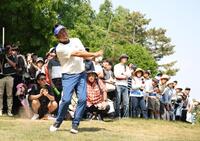 １８番、第２打をギャラリーゾーンに打ち込み、リカバリーショットを放つ池田勇太（撮影・坂部計介）