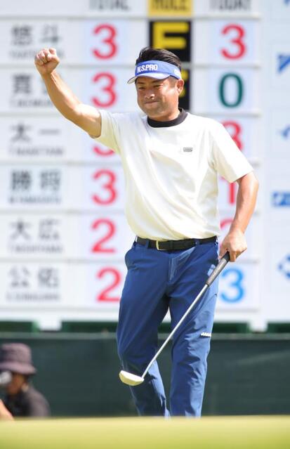 １８番、ファンの声援にガッツポーズで応える池田勇太（撮影・坂部計介）