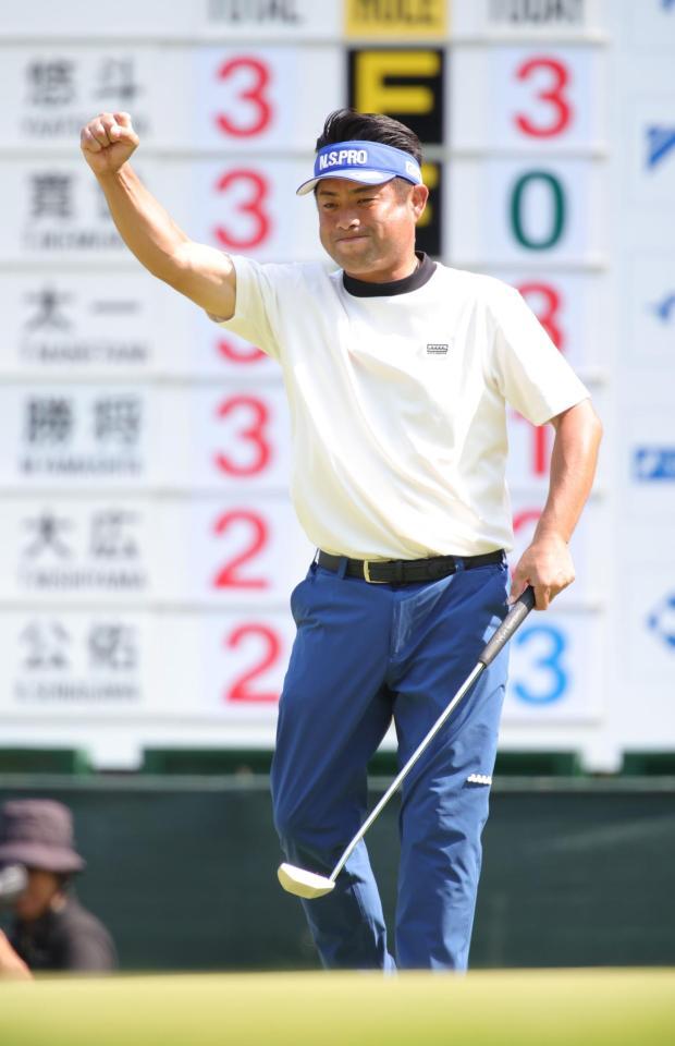 １８番、ファンの声援にガッツポーズで応える池田勇太（撮影・坂部計介）