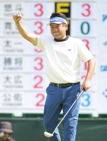　１８番、ファンの声援にガッツポーズで応える池田勇太（撮影・坂部計介）